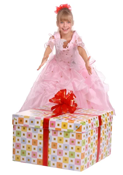 Menina e caixa de presente grande . — Fotografia de Stock