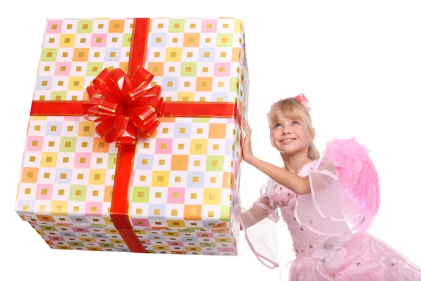 Meisje en grote geschenkverpakking. — Stockfoto