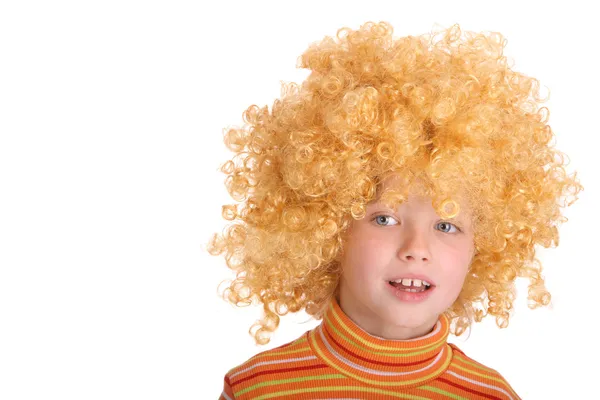Портрет улыбающейся девушки в красном кудрявом парике . — стоковое фото