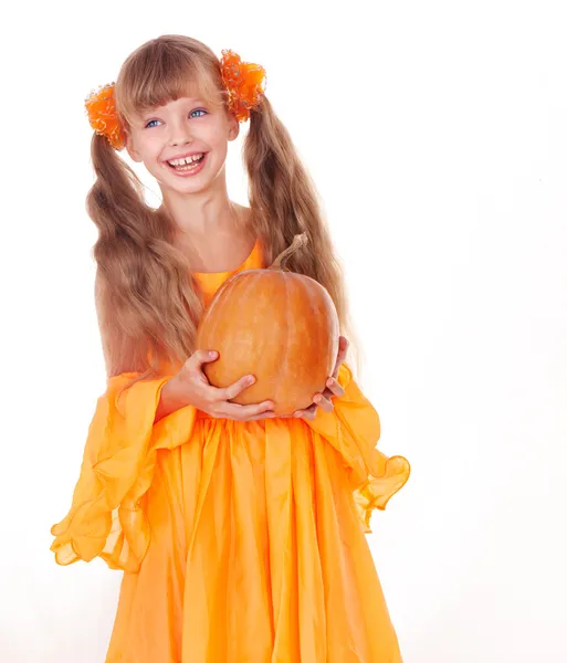 Mädchen in orangefarbenem Kleid mit Kürbis bei Erntedank. — Stockfoto
