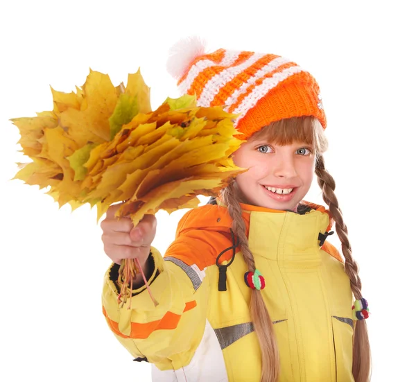 葉を保持しているオレンジ色の秋の帽子の少女. — ストック写真