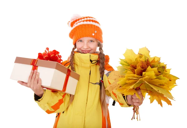 Ребёнок держит оранжевые листья и подарочную коробку . — стоковое фото