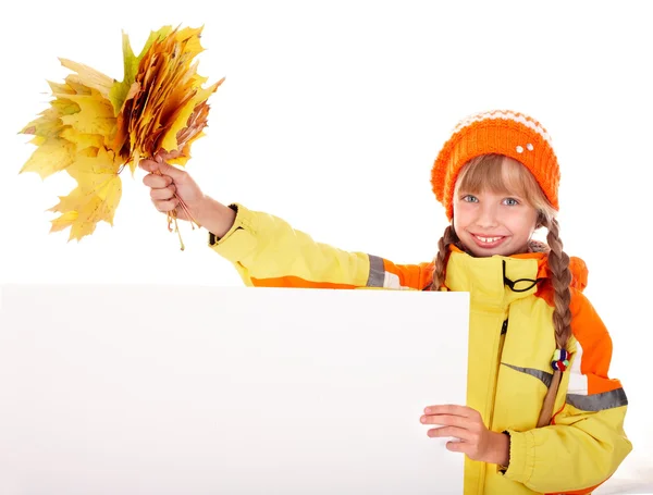 Yaprak bir grupla sonbahar turuncu şapkalı kız banner. — Stok fotoğraf