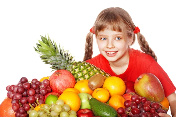 Niño comiendo verduras y frutas . — Foto de Stock