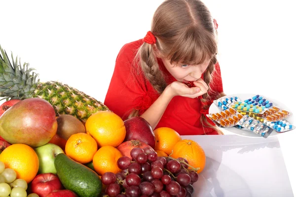 Dítě s ovocem a vitamin prášek. — Stock fotografie