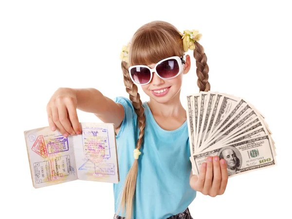 Uluslararası pasaport ve para tutan çocuk. — Stok fotoğraf