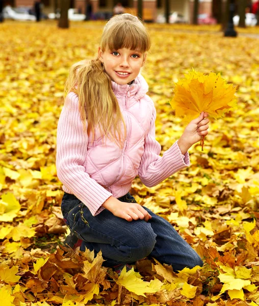 A narancssárga ősz gyerek. — Stock Fotó