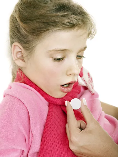 Sjukt barn ta medicin. isolerade. — Stockfoto