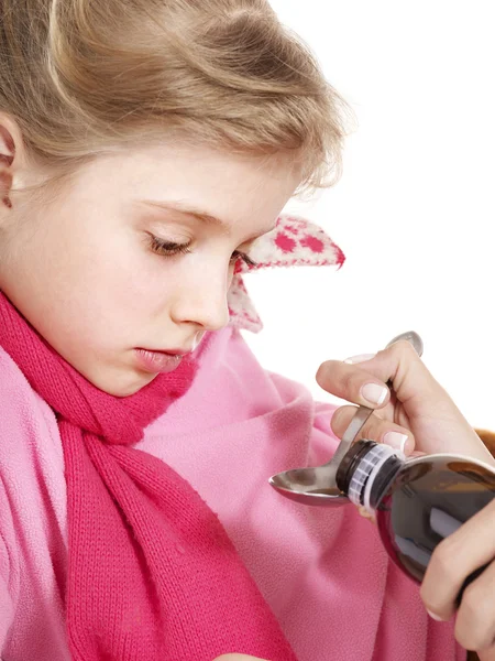 Nemocné dítě užívat léky. samostatný. — Stock fotografie
