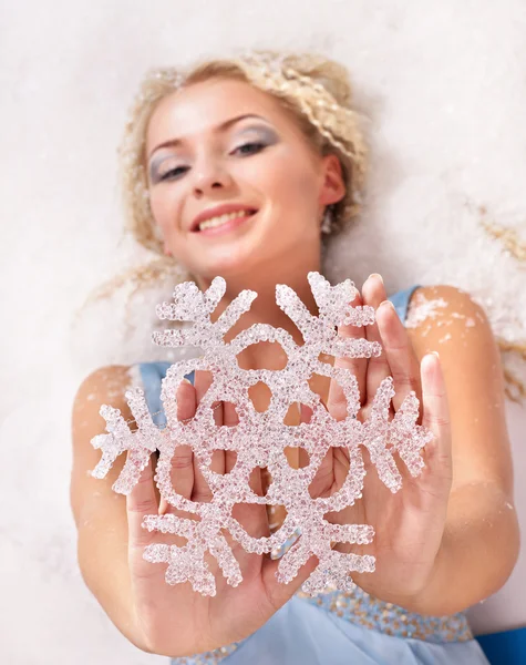 Giovane donna in possesso di fiocco di neve . — Foto Stock