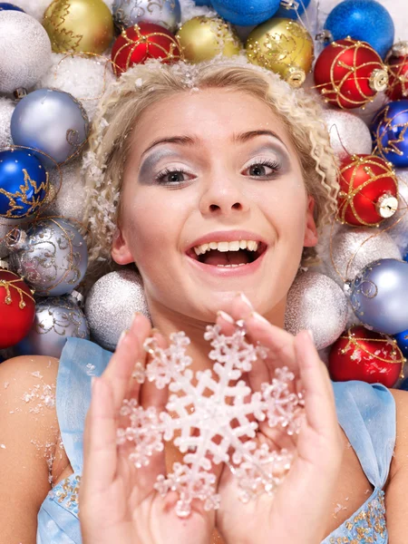 Mujer joven en bolas de Navidad . —  Fotos de Stock