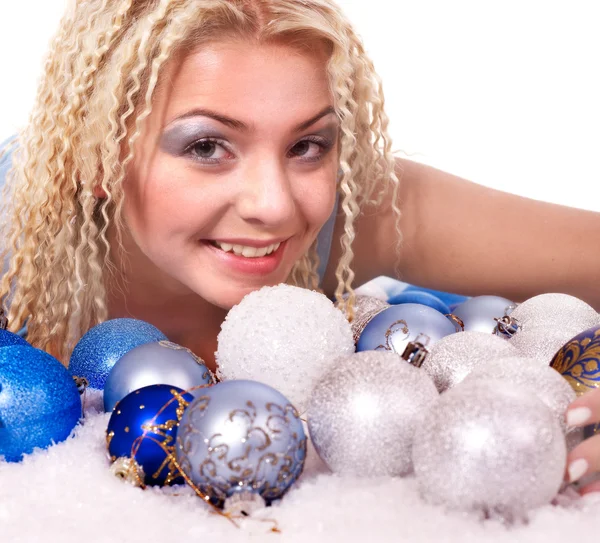 크리스마스 공에 젊은 여자. — 스톡 사진