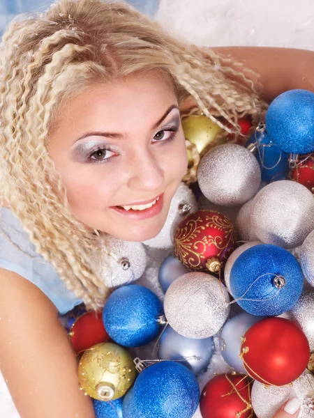 Giovane donna in palle di Natale . — Foto Stock