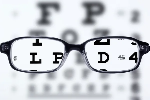 Gafas graduadas y carta ocular — Foto de Stock