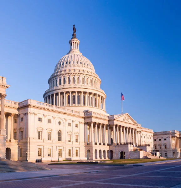 Восходящее солнце освещает фасад здания Капитолия в Вашингтоне — стоковое фото