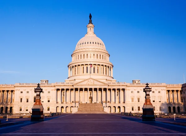 Восходящее солнце освещает фасад здания Капитолия в Вашингтоне — стоковое фото