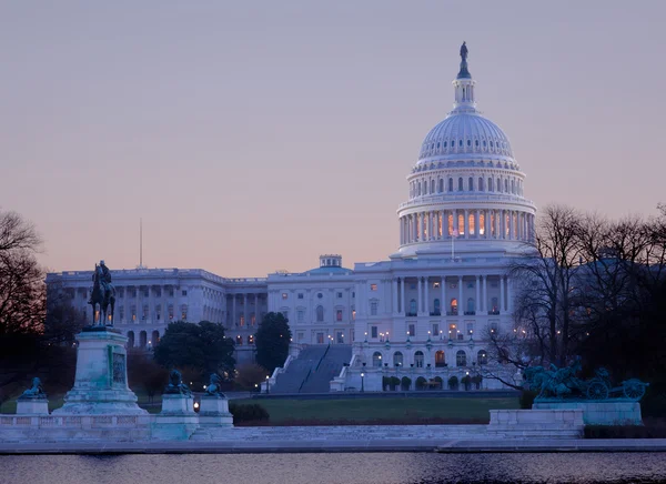Sunrise behind the dome of the Capitol in DC — Stock Photo, Image