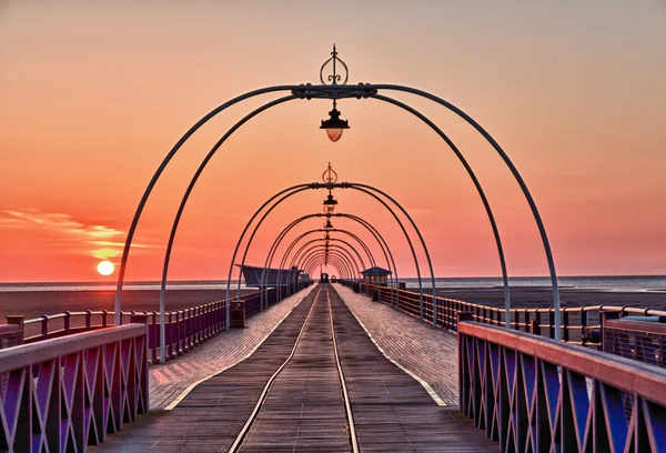 Ondergaande zon op southport pier — Stockfoto