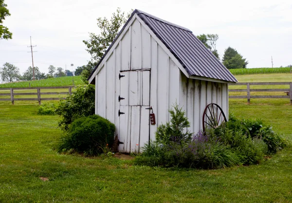Старий білий будинок на фермерських землях — стокове фото