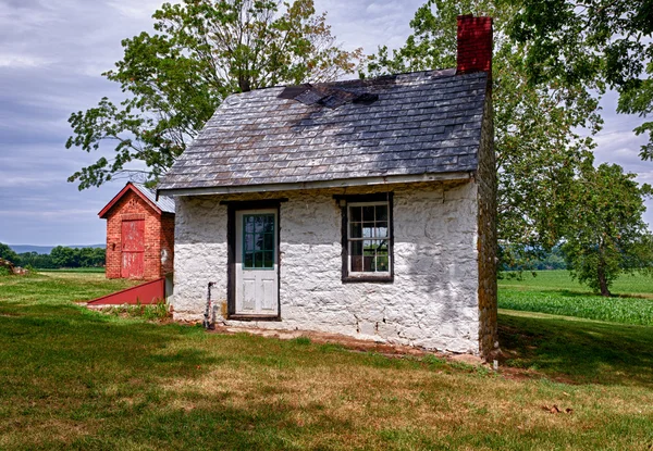Oude witte huis op landbouwgrond — Stockfoto