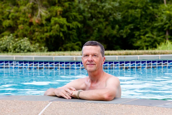 Hombre mayor por borde de la piscina —  Fotos de Stock