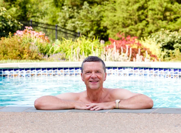 Starší muž okraji bazénu — Stock fotografie