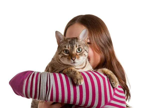 Bengala gatinho no braço da jovem menina enfrentando câmera — Fotografia de Stock