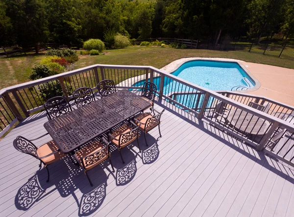 Zetel en stoelen op het dek bij zwembad — Stockfoto