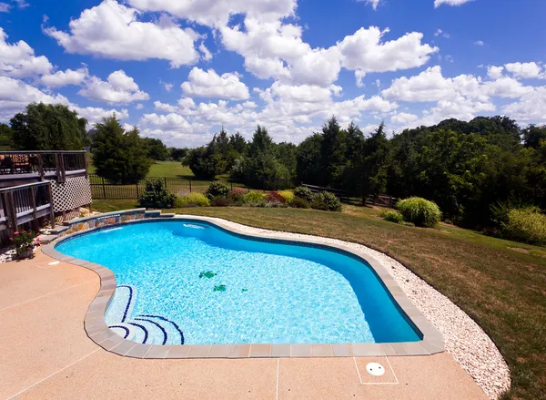 Backyard swimming pool and patio — Stock Photo, Image