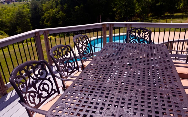 Asiento y sillas en la terraza junto a la piscina — Foto de Stock