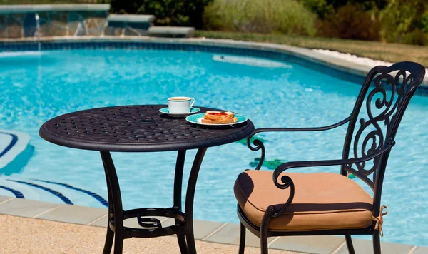 Śniadanie przy basenie na słoneczny dzień — Zdjęcie stockowe
