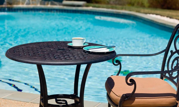 Frühstück am Pool an sonnigen Tagen — Stockfoto