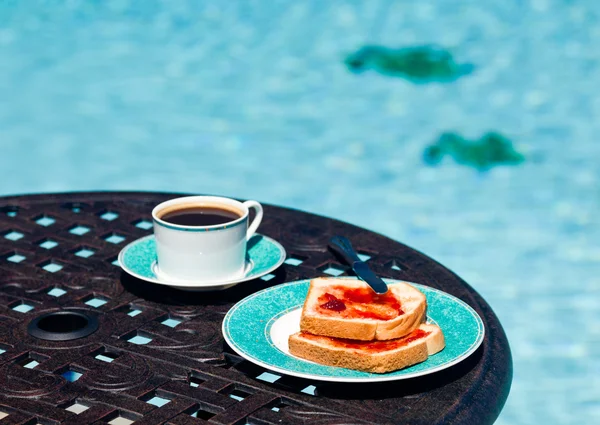 Ontbijt bij het zwembad op zonnige dag — Stockfoto