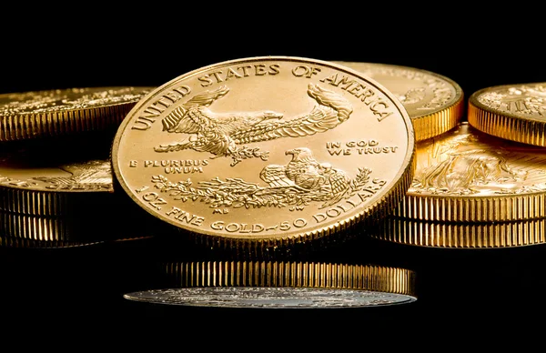 Makro wizerunek orła złota moneta na stos — Zdjęcie stockowe