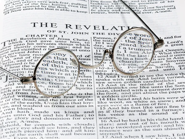 Zabytkowe czytanie okulary na stronie Biblii — Zdjęcie stockowe