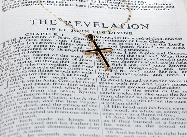 Античный золотой крест на странице Библии — стоковое фото