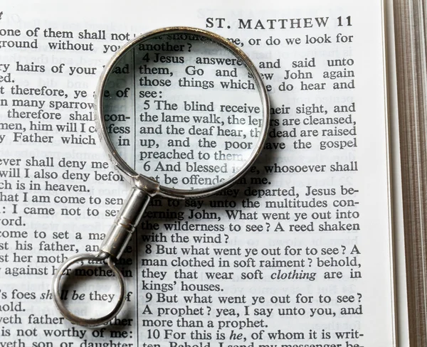 Antique brass magnifying glass — Stock Photo, Image