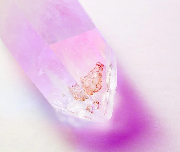 Cristal de cuarzo iluminado por el color — Foto de Stock