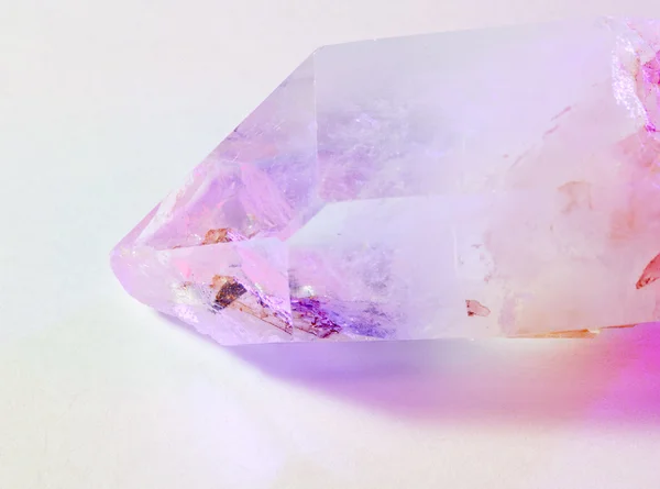 Cristallo di quarzo illuminato dal colore — Foto Stock