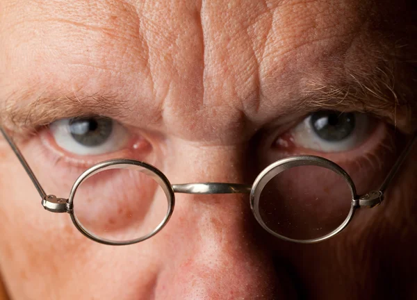 Старший чоловік з фокусом на окулярах — стокове фото