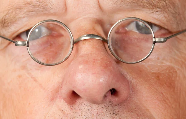 Idősebb ember, középpontjában a szemüveg — Stock Fotó