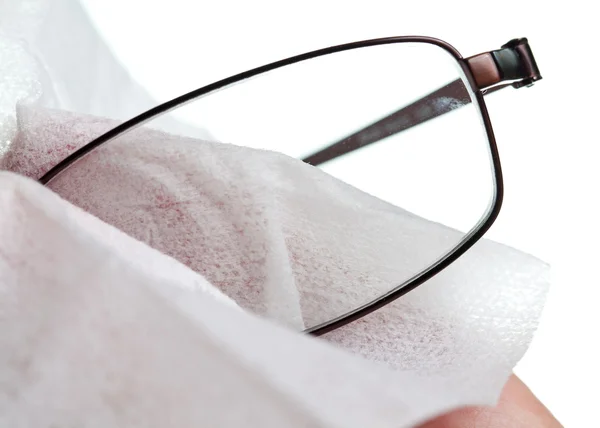 Чистящие очки с тканью — стоковое фото