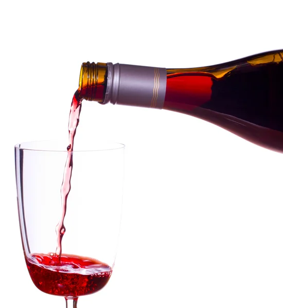 Rode wijn wordt gegoten in glas — Stockfoto