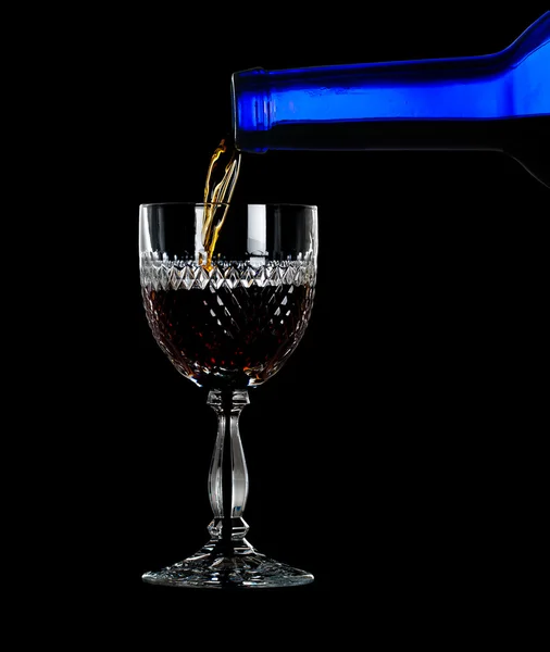 Sherry ou porto sendo derramado em vidro — Fotografia de Stock