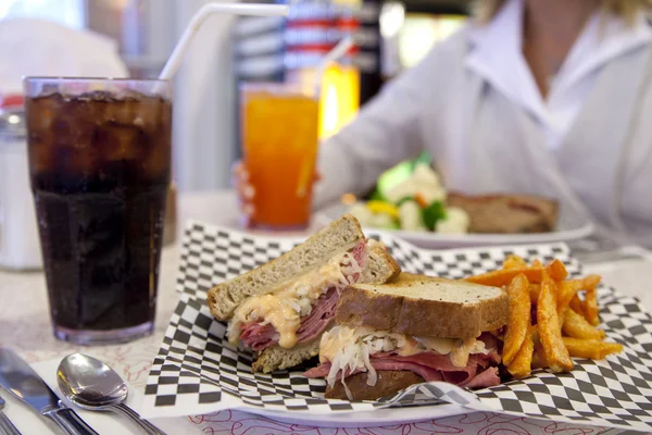 Étkező-stílusú reuben-szendvics — Stock Fotó