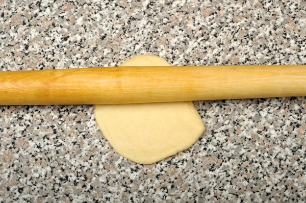 Раскатала тесто — стоковое фото