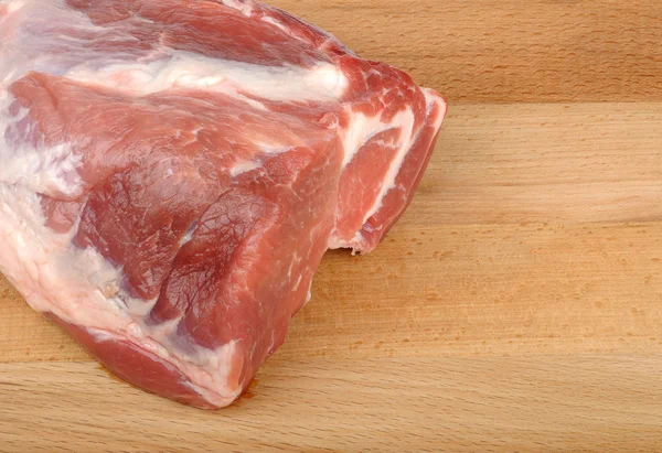 Мясо на разделочной доске — стоковое фото