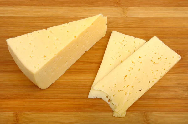 Сир на дерев'яній дошці — стокове фото