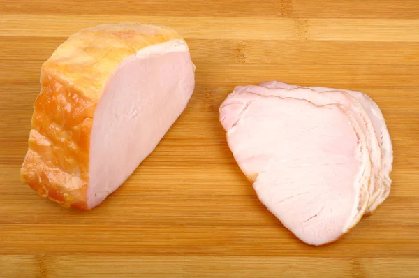 Carne en una tabla de cortar de madera — Foto de Stock