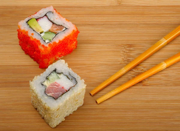 Sushi sobre fondo de madera —  Fotos de Stock
